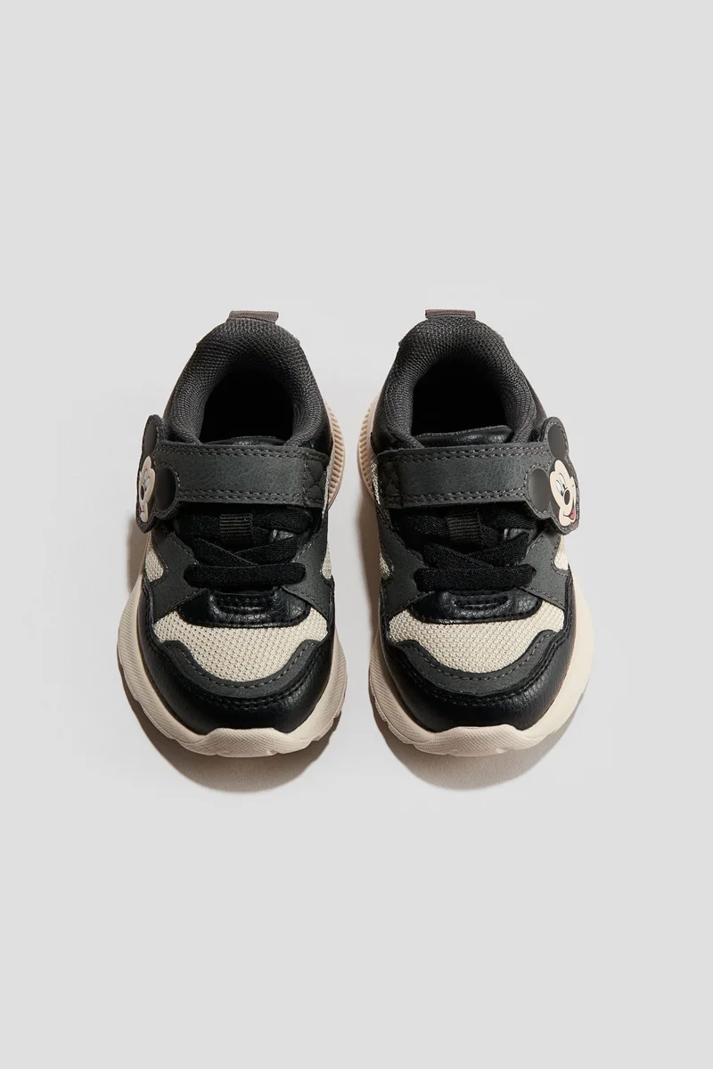 اتش اند ام حذاء سنيكرز بألوان متباينة